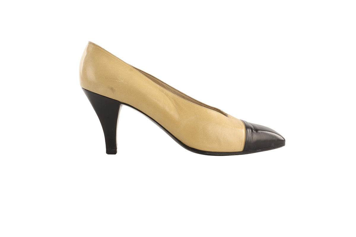 CHANEL BEIGE VINTAGE LEATHER PUMPS