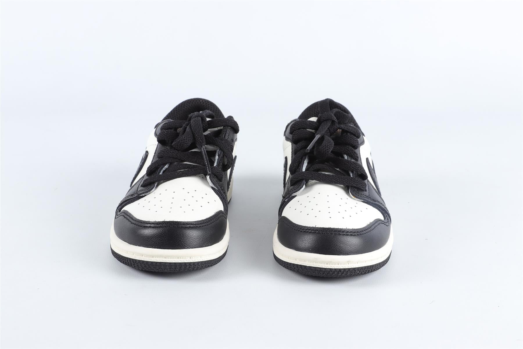NIKE BLACK AND WHITE BOYS TRAINERS EU 27 UK 9.5 US 10