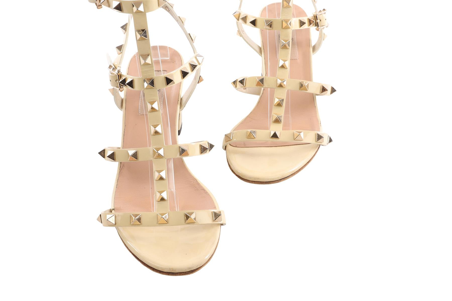 VALENTINO GARAVANI CREAM ROCKSTUD PATENT LEATHER SANDALS EU 38