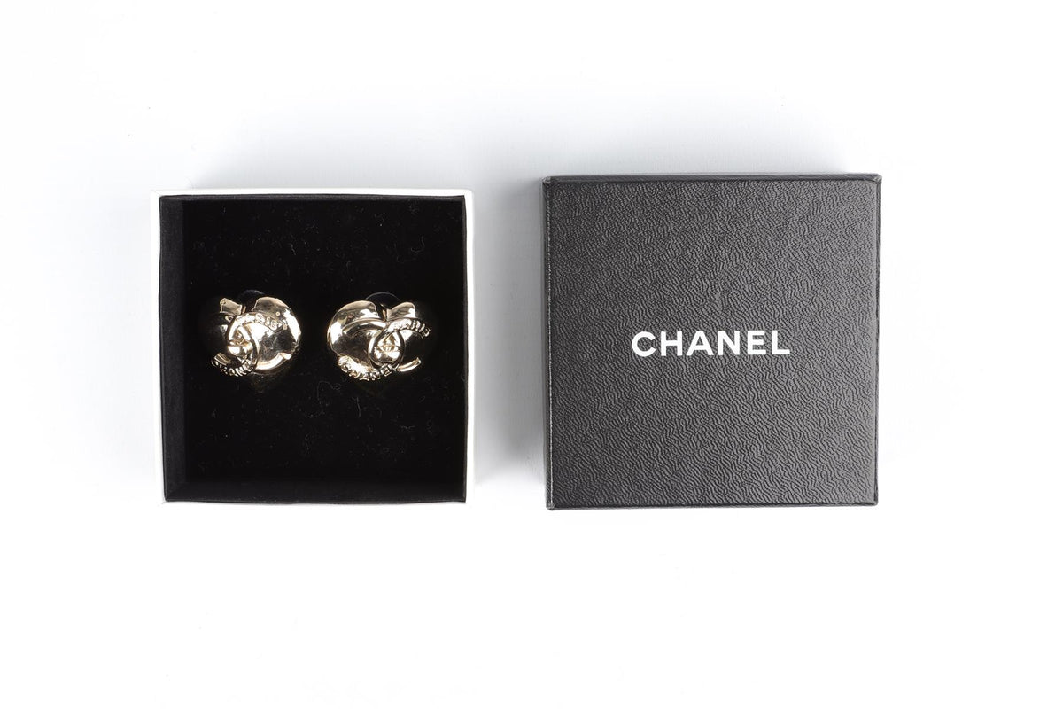 CHANEL GOLD 2022 HEART GOLD TONE EARRINGS