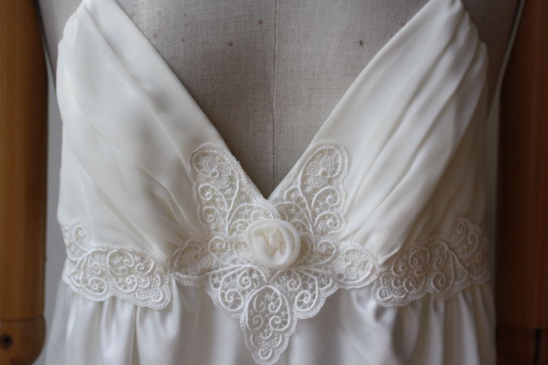 FLORA NIKROOZ DREAMTAKER CHEMISE AND ROBE SMALL/LARGE