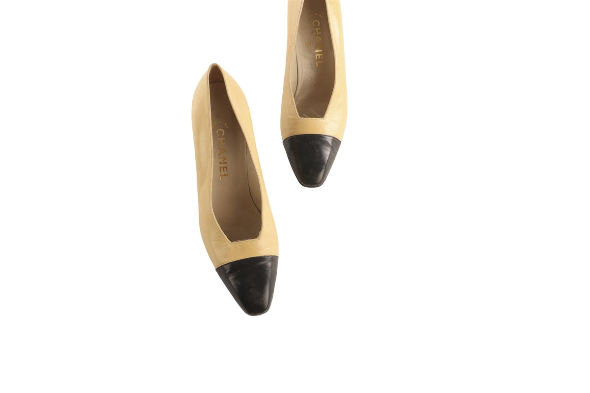 CHANEL BEIGE VINTAGE LEATHER PUMPS