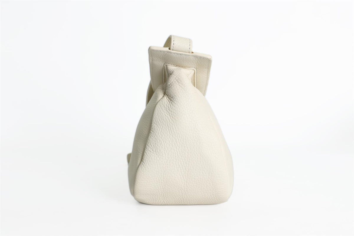 THE ROW WHITE SLOUCHY BANANA SMALL LEATHER SHOULDER BAG