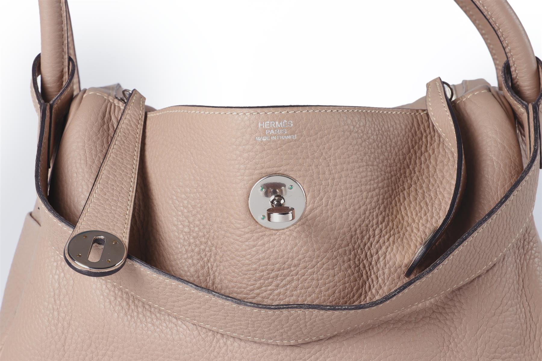 HERMÈS 2008 LINDY 26 CM CLEMENCE LEATHER SHOULDER BAG IN ETOUPE