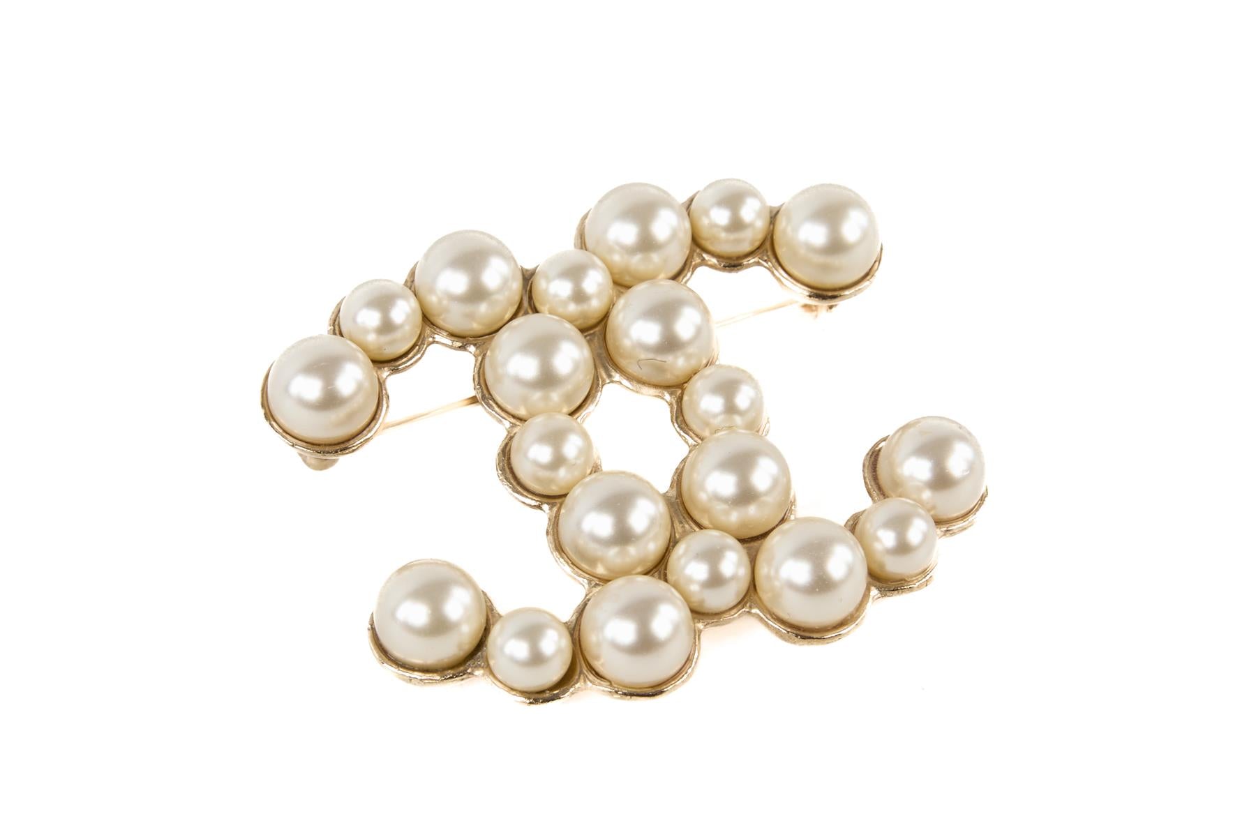 CHANEL IVORY 2015 CC FAUX PEARL BROOCH