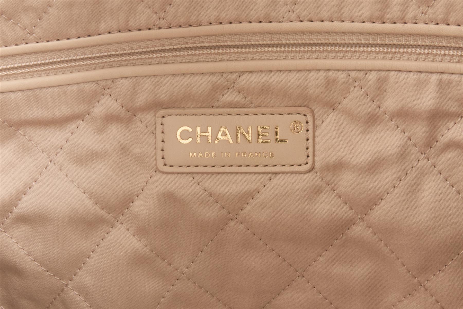 CHANEL WHITE 2022 22 MEDIUM QUILTED LEATHER SHOULDER BAG