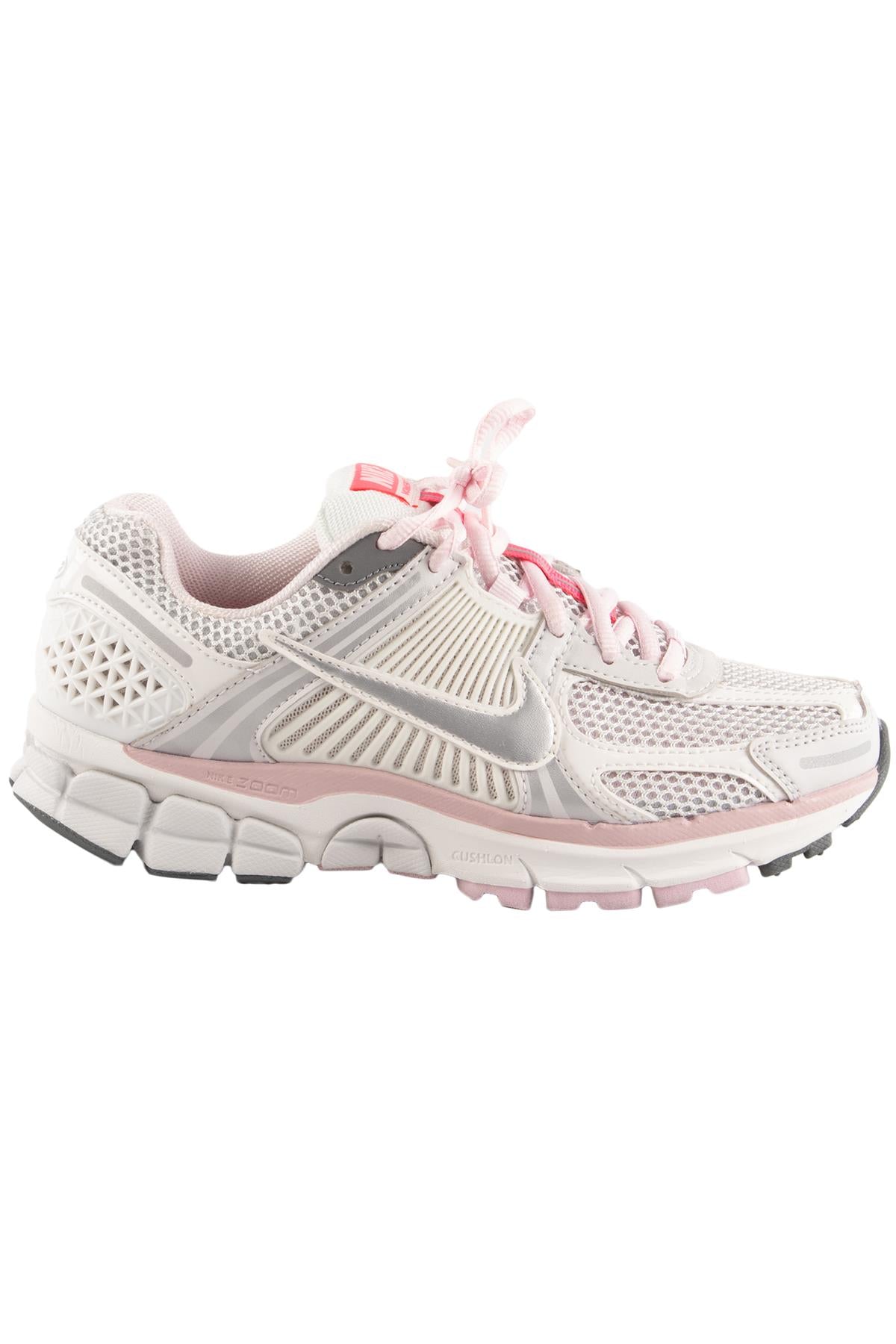 NIKE WHITE SNEAKERS UK 4