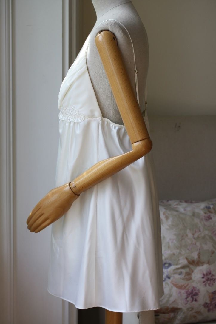 FLORA NIKROOZ DREAMTAKER CHEMISE AND ROBE SMALL/LARGE