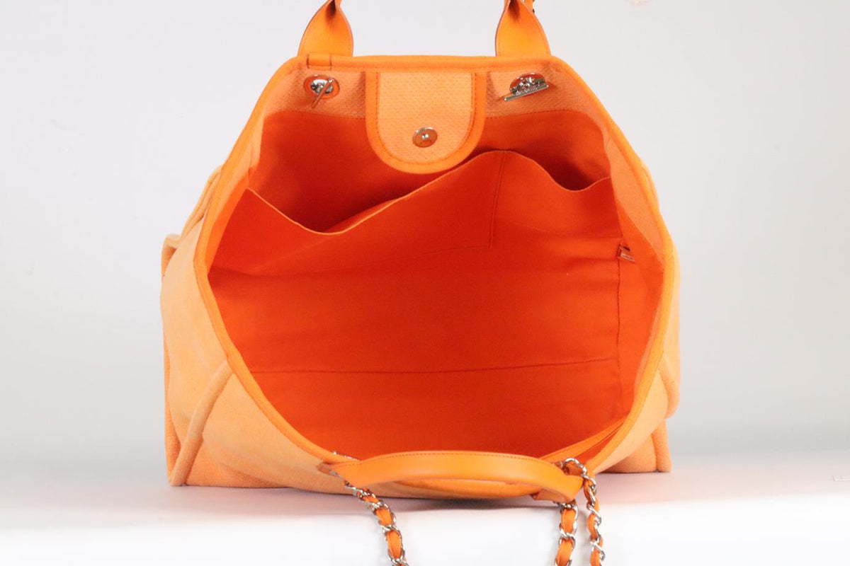 CHANEL 2015 DEAUVILLE MEDIUM CANVAS AND LEATHER TOTE BAG