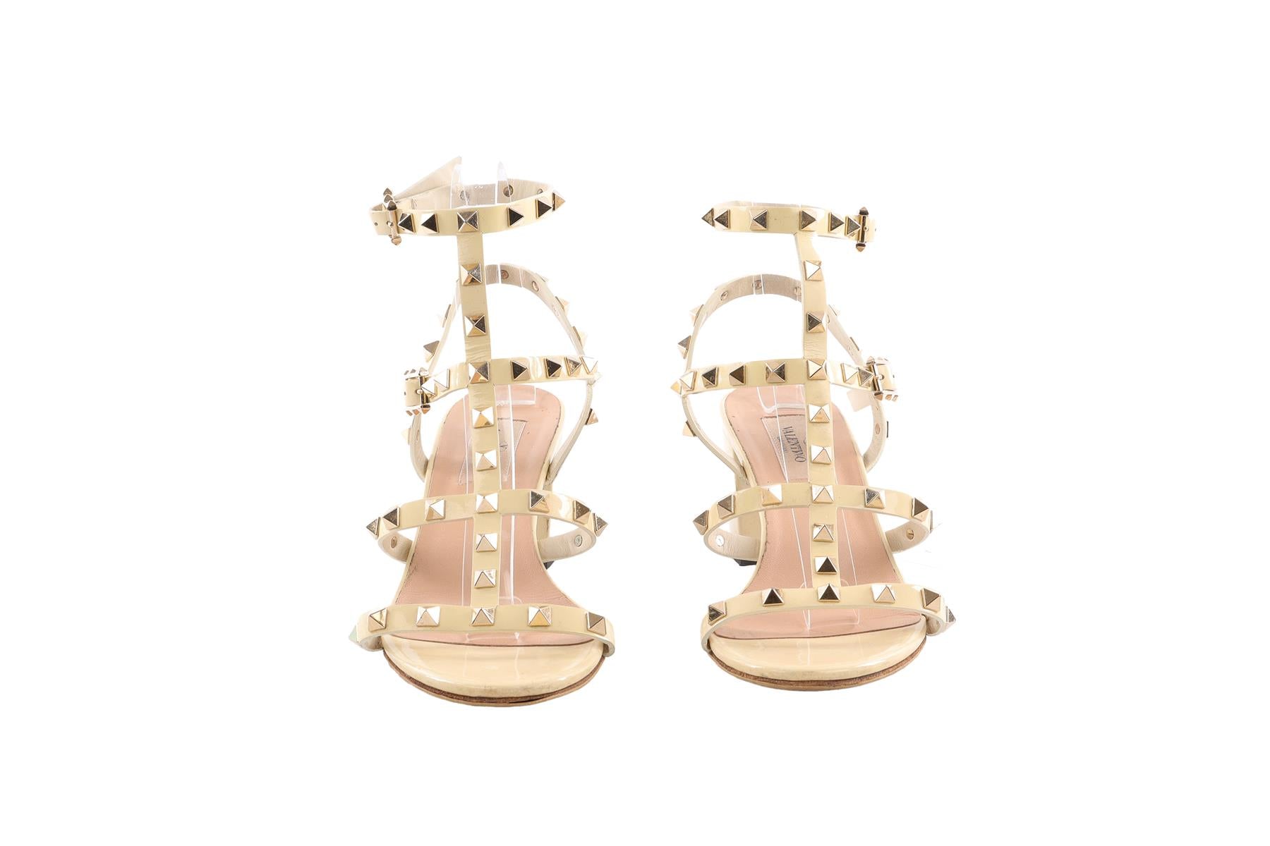 VALENTINO GARAVANI CREAM ROCKSTUD PATENT LEATHER SANDALS EU 38
