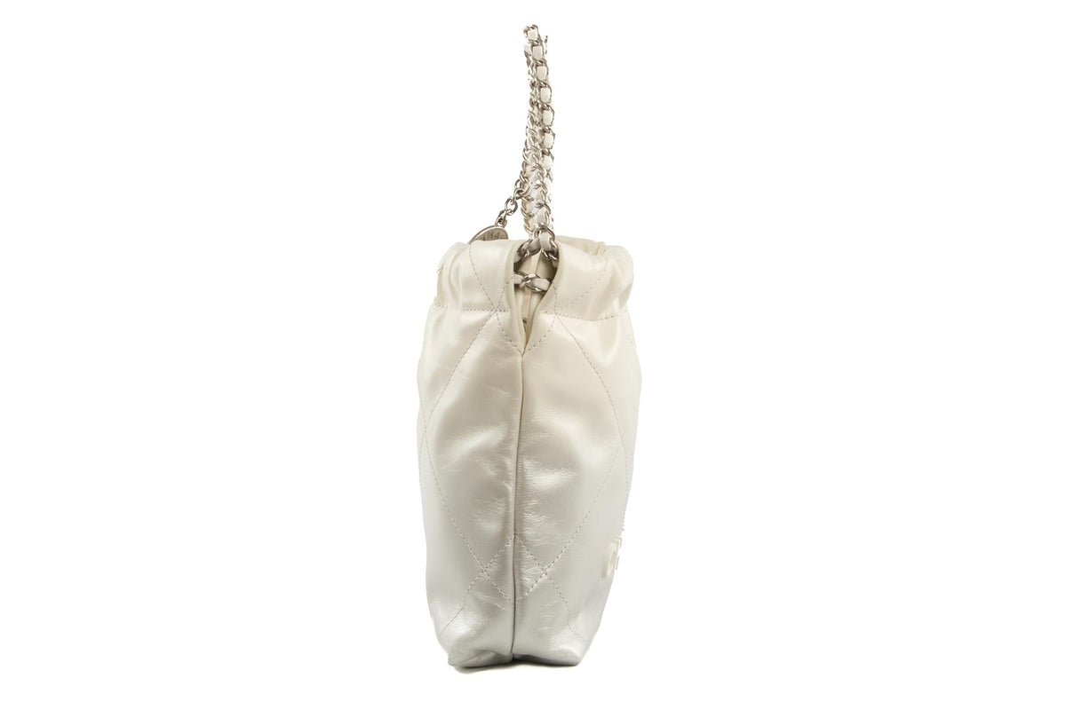 CHANEL 2023 WHITE 22 MINI QUILTED LEATHER SHOULDER BAG