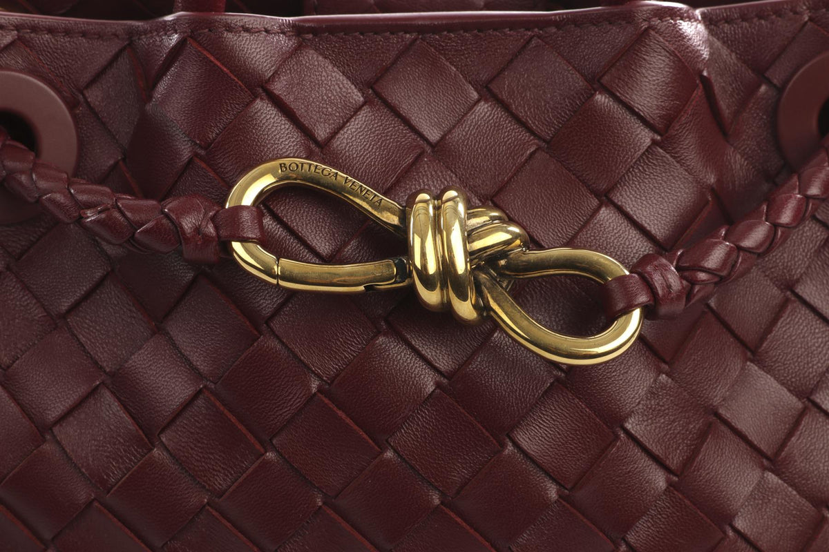 BOTTEGA VENETA BURGUNDY ANDIAMO SMALL INTRECCIATO LEATHER TOTE BAG
