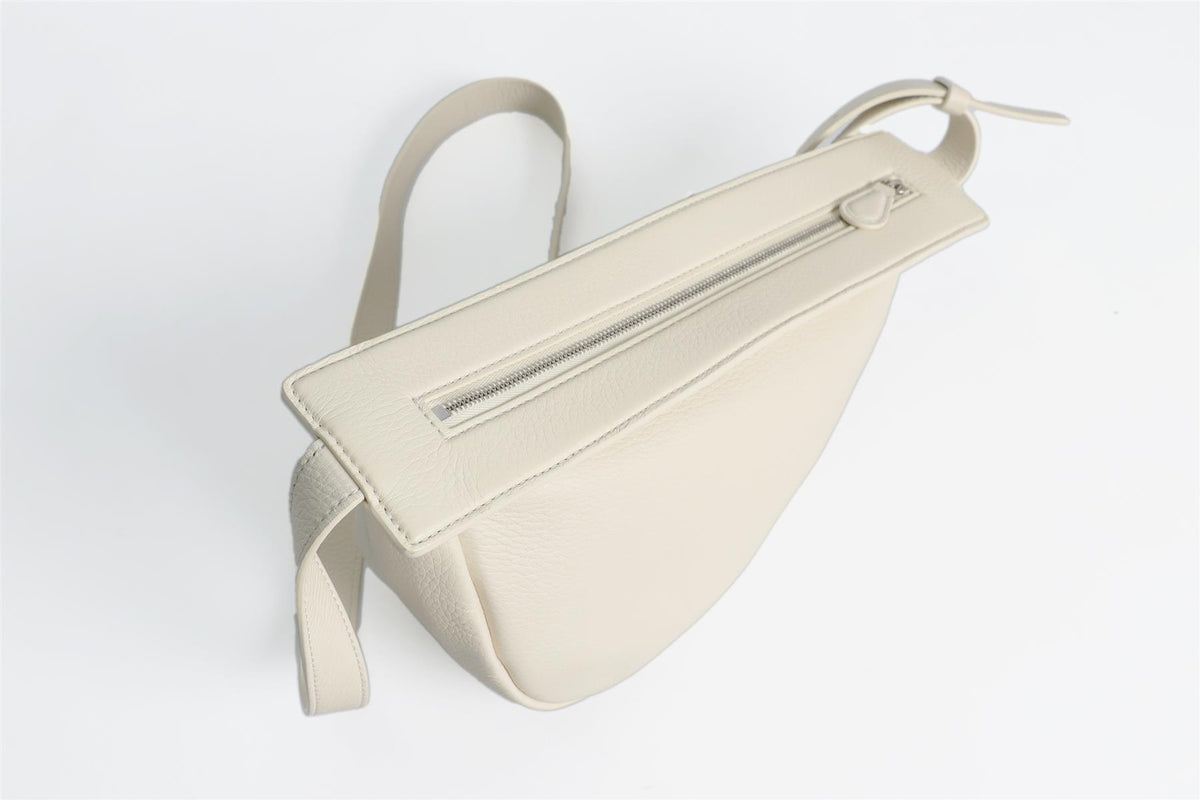 THE ROW WHITE SLOUCHY BANANA SMALL LEATHER SHOULDER BAG