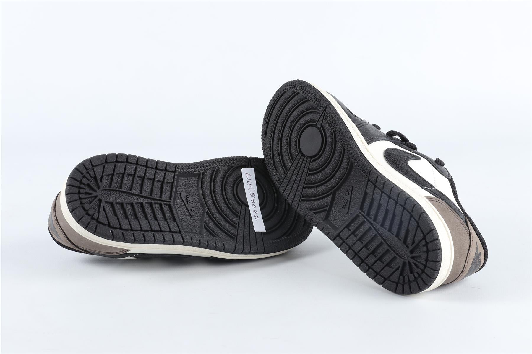 NIKE BLACK AND WHITE BOYS TRAINERS EU 27 UK 9.5 US 10