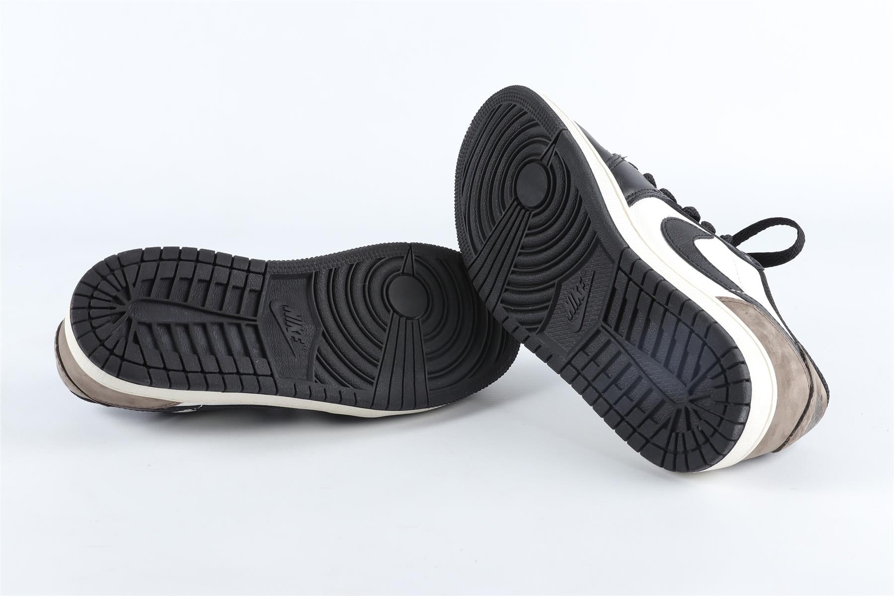 NIKE BLACK AND WHITE LEATHER TRAINERS EU 35 UK 2.5 US 3