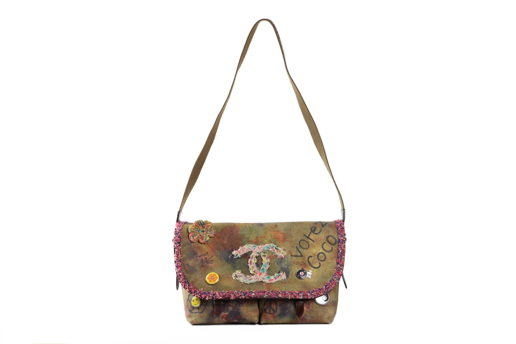 CHANEL GREEN 2015 GRAFFITI ON THE PAVEMENT CANVAS SHOULDER BAG