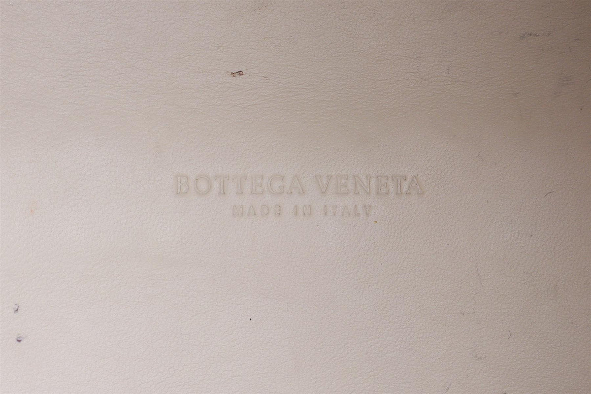 BOTTEGA VENETA ECRU INTRECCIATO LEATHER BUCKET BAG