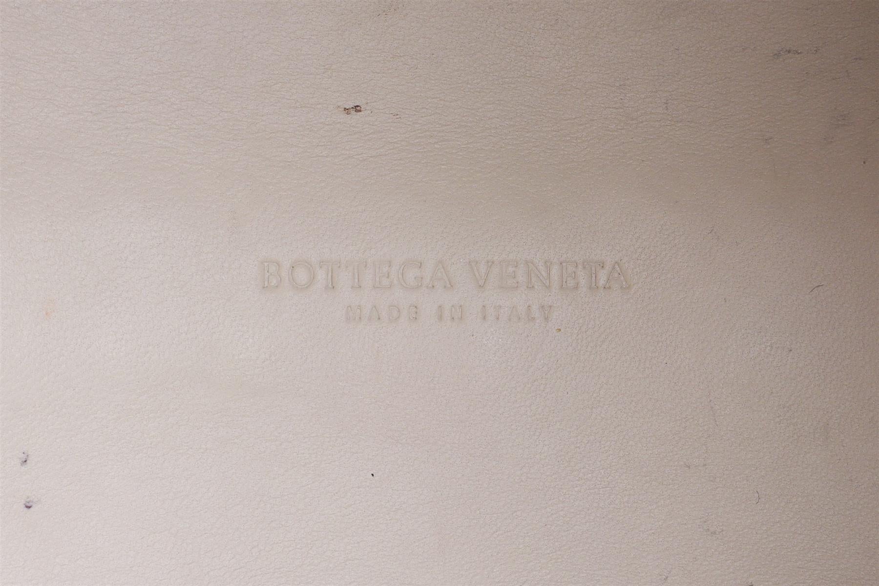 BOTTEGA VENETA ECRU INTRECCIATO LEATHER BUCKET BAG