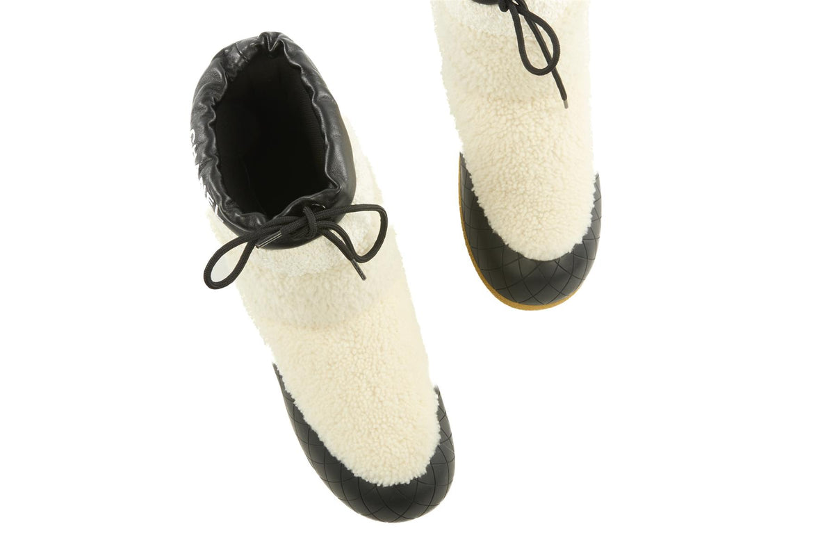 CHANEL WHITE 2023 FAUX SHEARLING SNOW BOOTS EU 39 UK 6 US 9