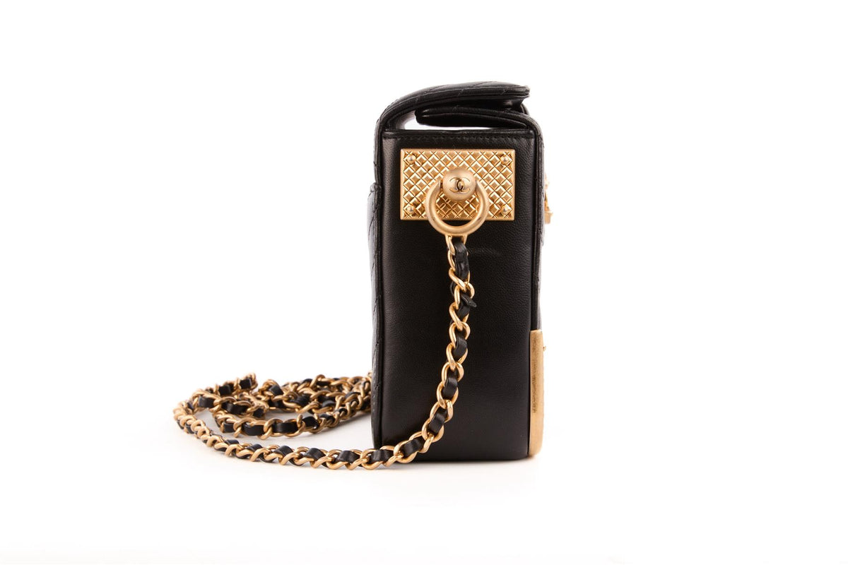 CHANEL BLACK 2017-2018 ROCK THE CORNER CHEVRON LEATHER SHOULDER BAG