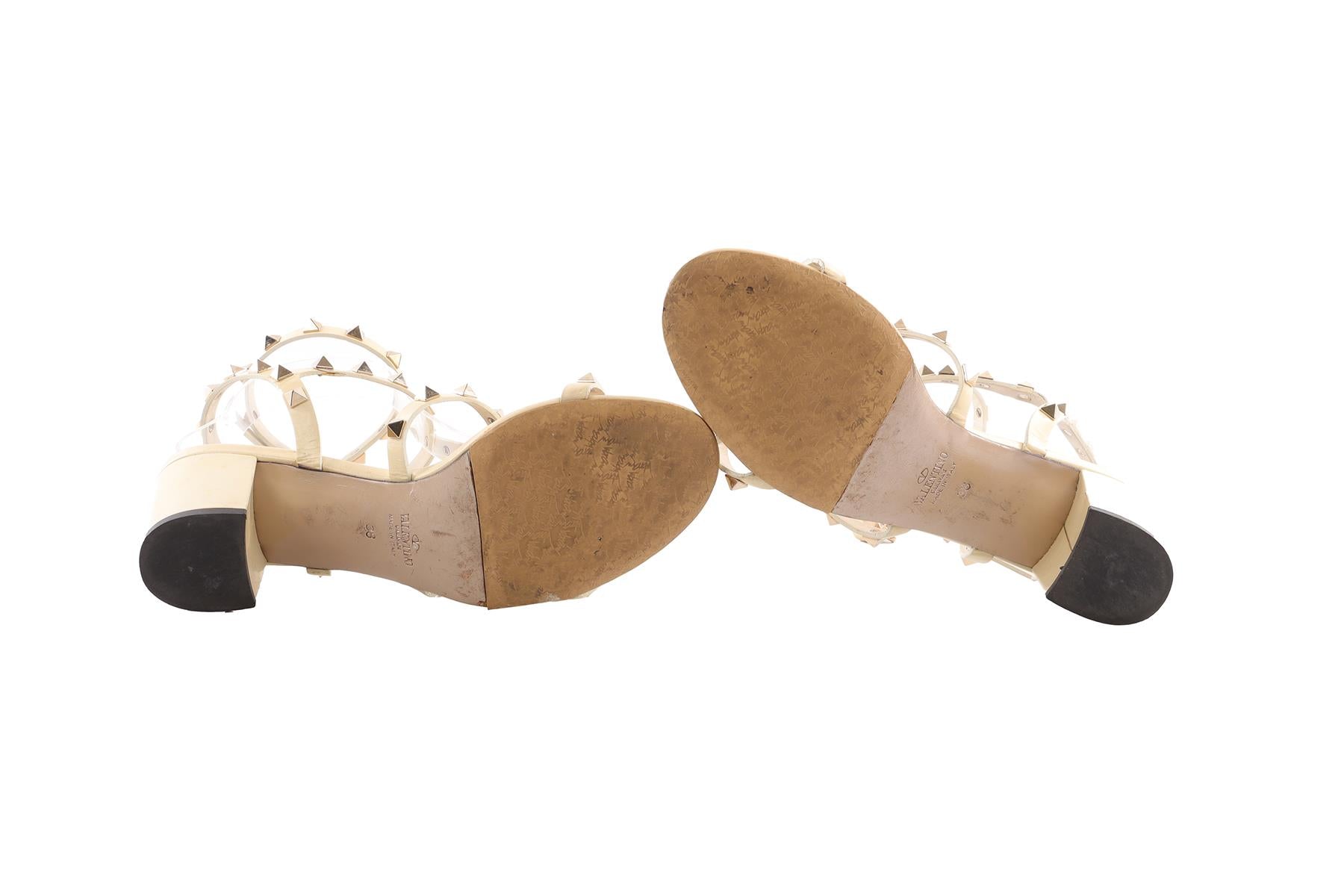 VALENTINO GARAVANI CREAM ROCKSTUD PATENT LEATHER SANDALS EU 38