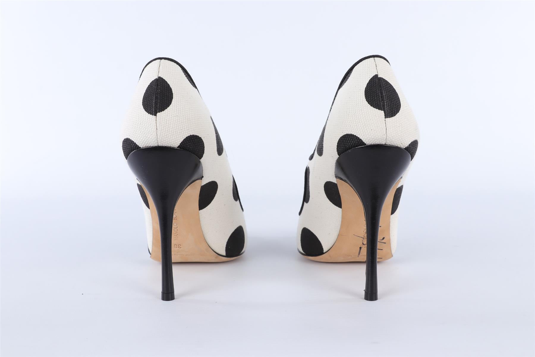 MANOLO BLAHNIK WHITE CANVAS PUMPS EU 38 UK 5