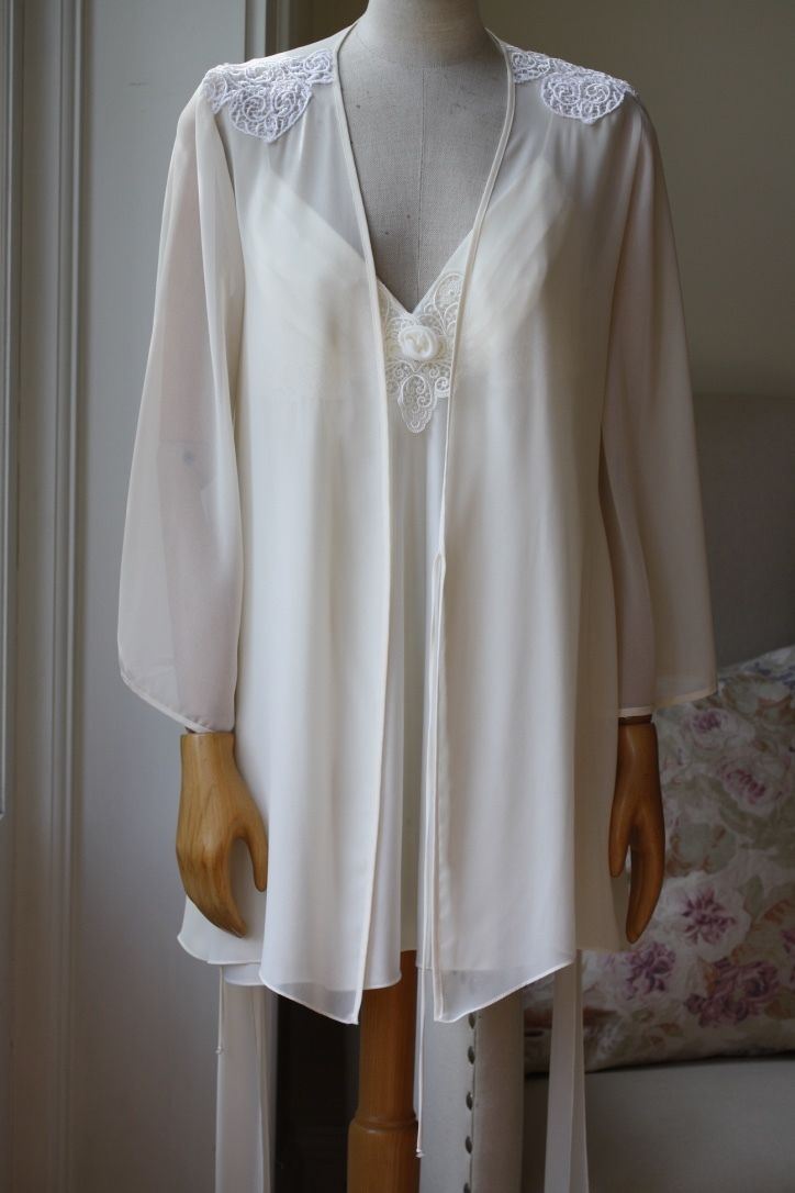 FLORA NIKROOZ DREAMTAKER CHEMISE AND ROBE SMALL/LARGE