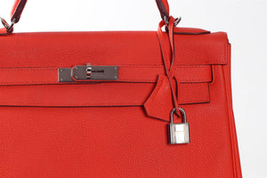 HERMÈS RED 2018 KELLY RETOURNE 32 CM TOGO LEATHER BAG IN CAPUCINE