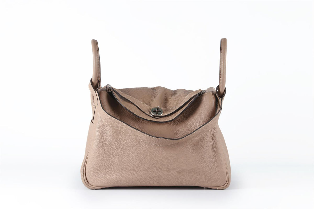 HERMÈS 2008 LINDY 26 CM CLEMENCE LEATHER SHOULDER BAG IN ETOUPE