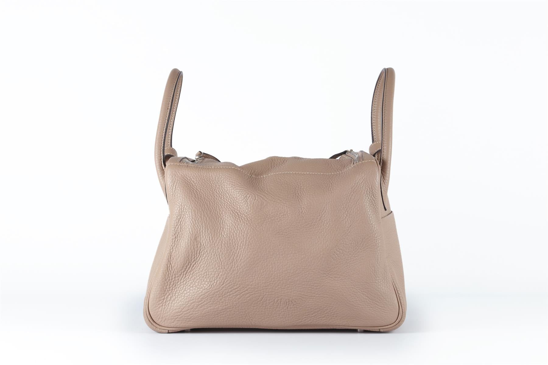 HERMÈS 2008 LINDY 26 CM CLEMENCE LEATHER SHOULDER BAG IN ETOUPE