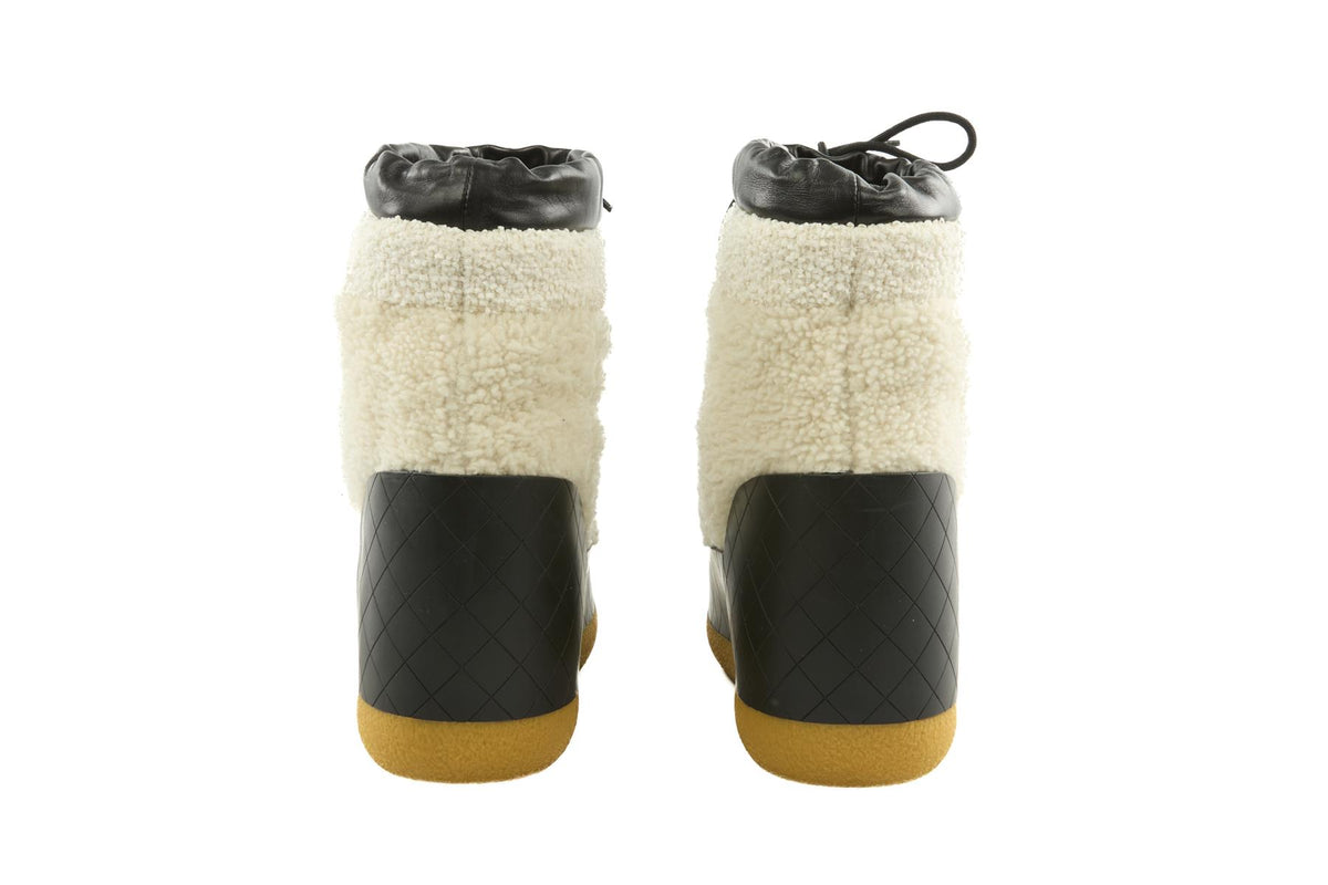 CHANEL WHITE 2023 FAUX SHEARLING SNOW BOOTS EU 39 UK 6 US 9