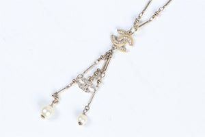 CHANEL SILVER 2011 CC SILVER TONE AND FAUX PEARL NECKLACE