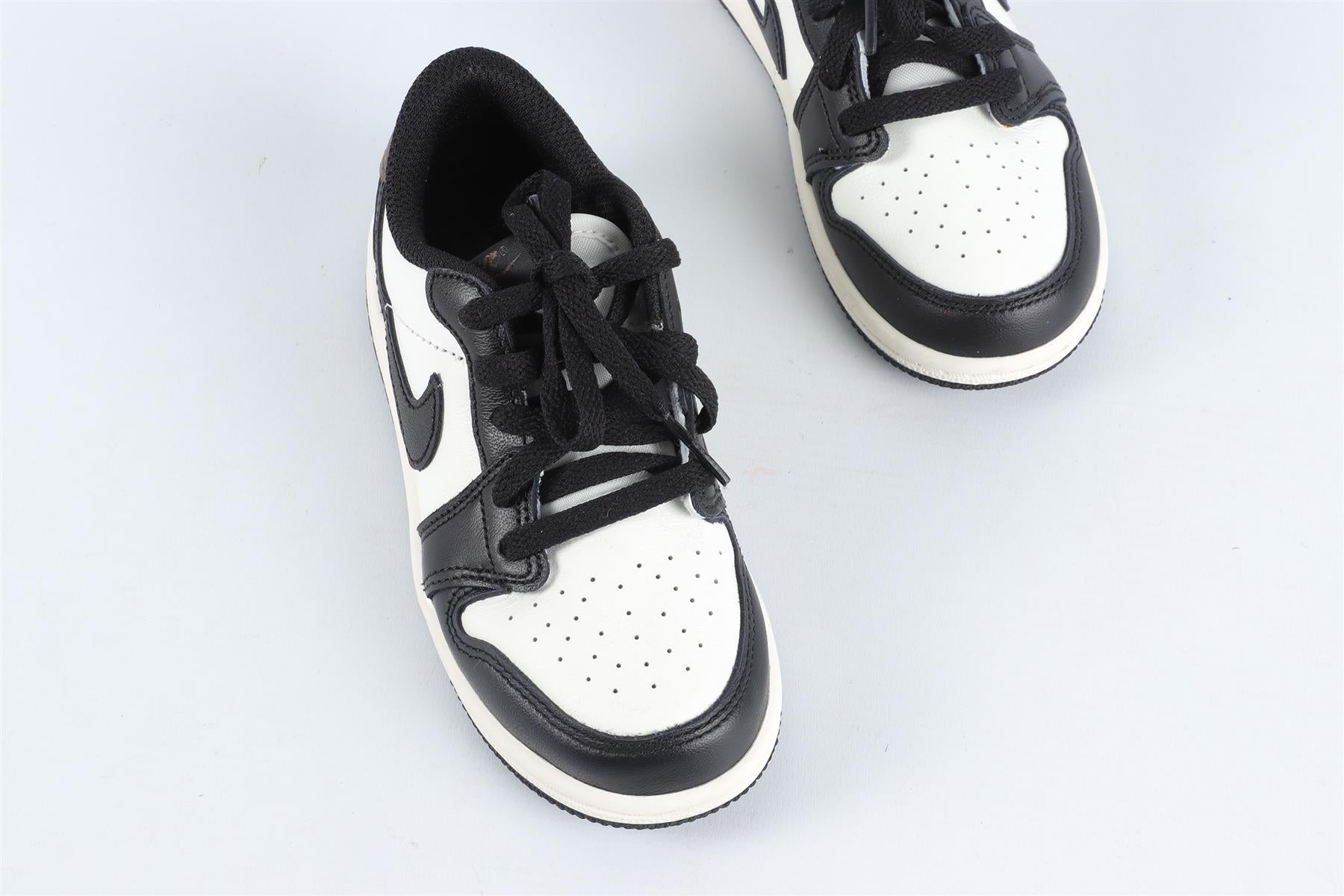 NIKE BLACK AND WHITE BOYS TRAINERS EU 27 UK 9.5 US 10