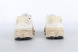 NEW BALANCE CREAM KIDS GIRLS SNEAKERS EU 28 UK 10 US 10.5