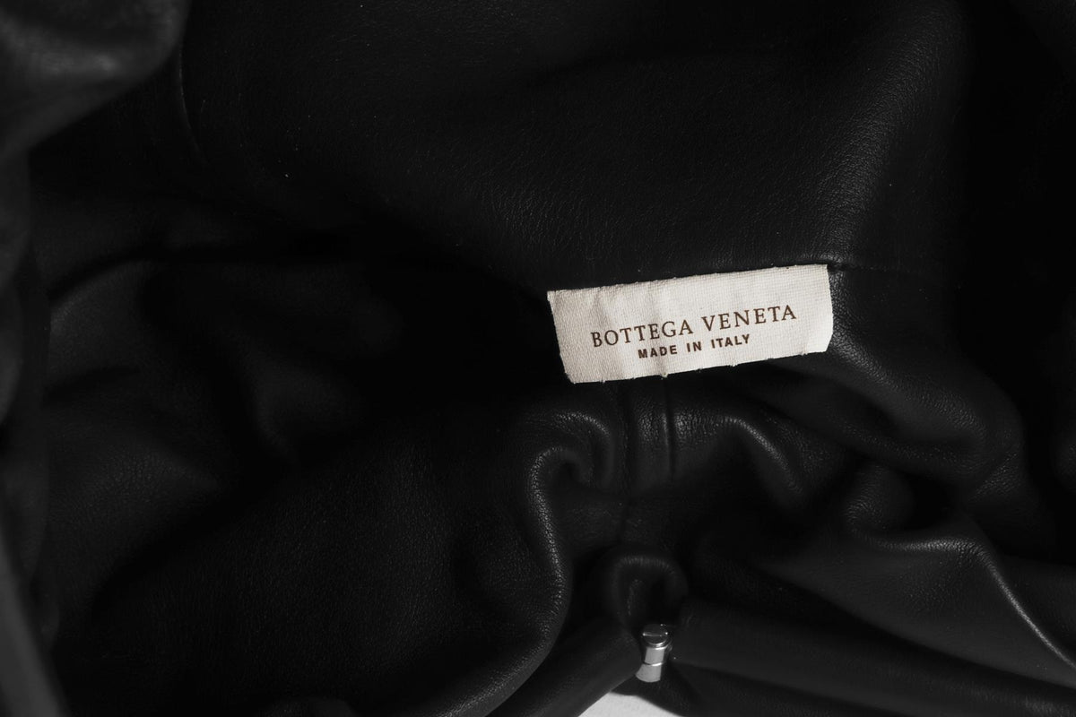 BOTTEGA VENETA BLACK POUCH LEATHER CLUTCH