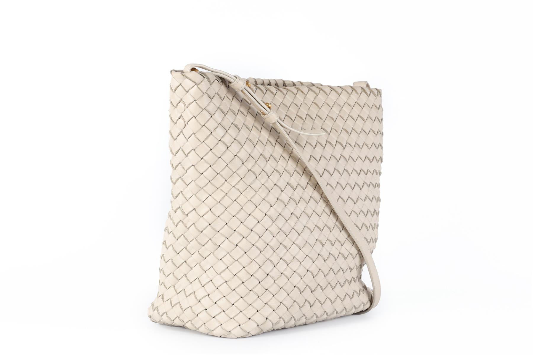 BOTTEGA VENETA ECRU INTRECCIATO LEATHER BUCKET BAG
