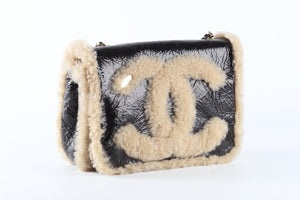 CHANEL BLACK 2019 MANIA CC SHEARLING AND LEATHER SHOULDER BAG