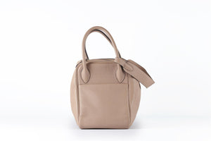 HERMÈS 2008 LINDY 26 CM CLEMENCE LEATHER SHOULDER BAG IN ETOUPE