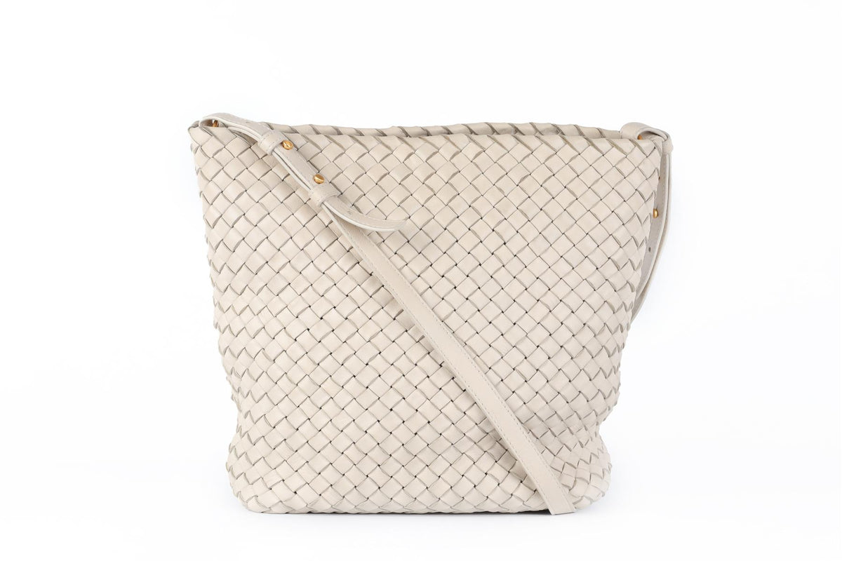 BOTTEGA VENETA ECRU INTRECCIATO LEATHER BUCKET BAG