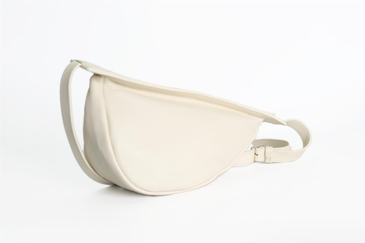 THE ROW WHITE SLOUCHY BANANA SMALL LEATHER SHOULDER BAG