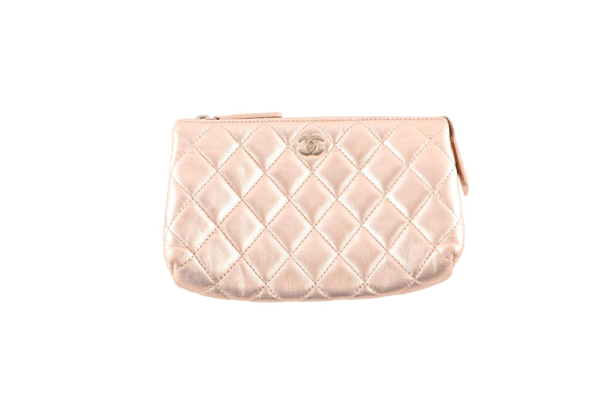 CHANEL METALLIC 2015-2016 CC QUILTED LEATHER POUCH