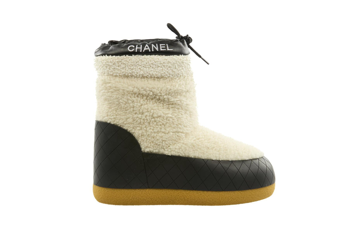 CHANEL WHITE 2023 FAUX SHEARLING SNOW BOOTS EU 39 UK 6 US 9