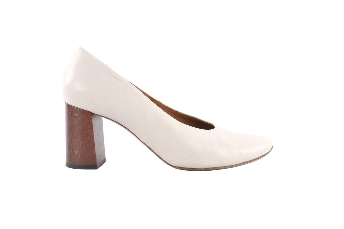 NUDE LEATHER PUMPS