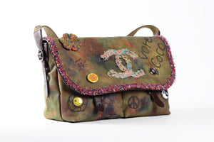 CHANEL GREEN 2015 GRAFFITI ON THE PAVEMENT CANVAS SHOULDER BAG