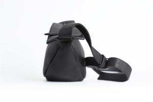 THE ROW BLACK SLOUCHY BANANA SMALL LEATHER SHOULDER BAG