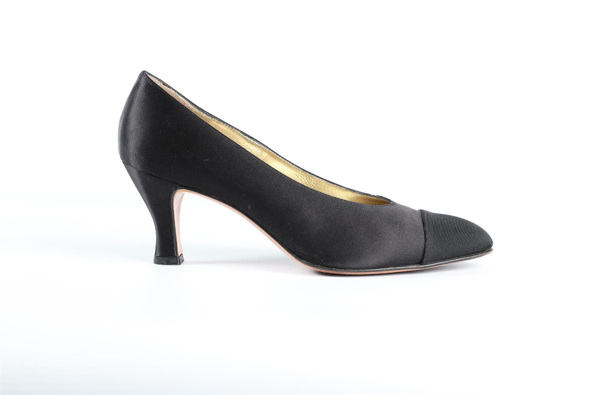 SALVATORE FERRAGAMO BLACK SATIN PUMPS