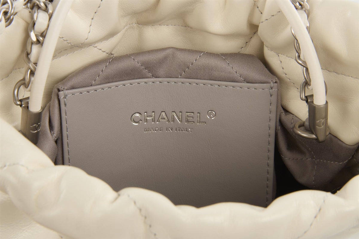 CHANEL 2023 WHITE 22 MINI QUILTED LEATHER SHOULDER BAG