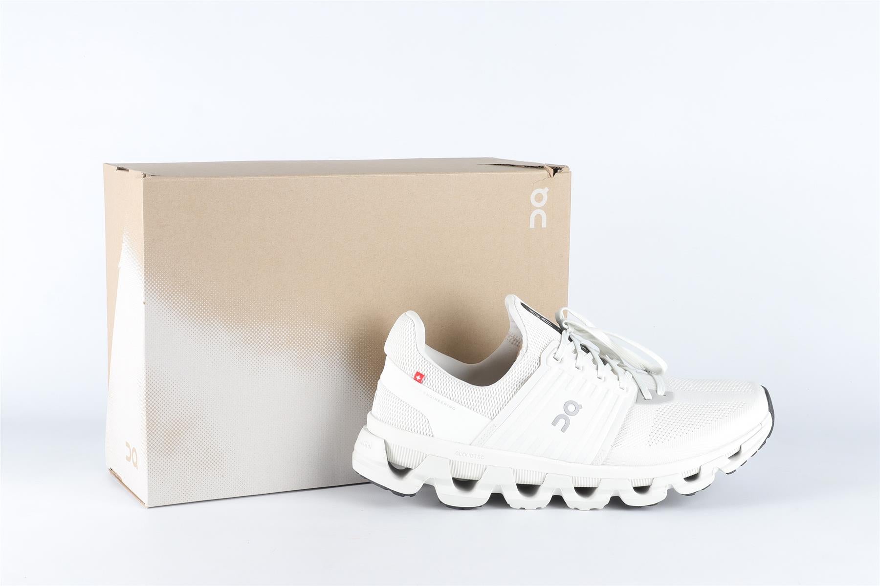 ON WHITE MEN'S CLOUDSWIFT SNEAKERS EU 43 UK 9 US 9.5