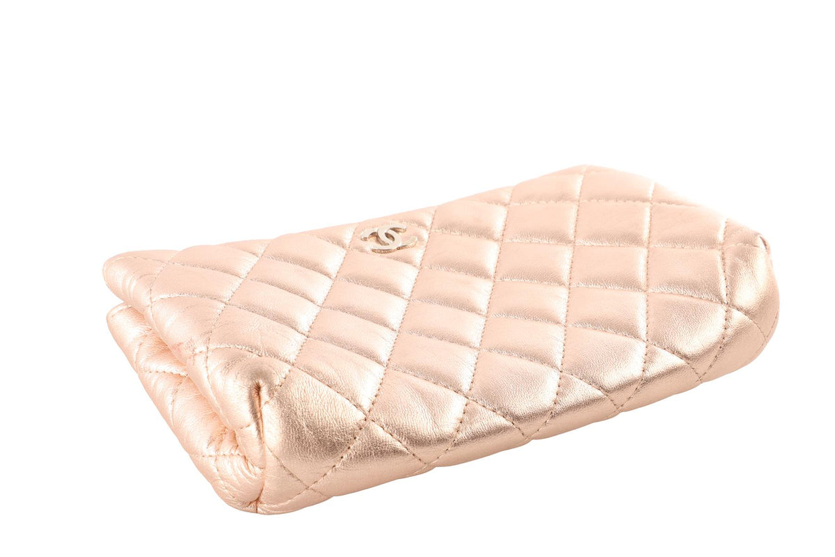 CHANEL METALLIC 2015-2016 CC QUILTED LEATHER POUCH