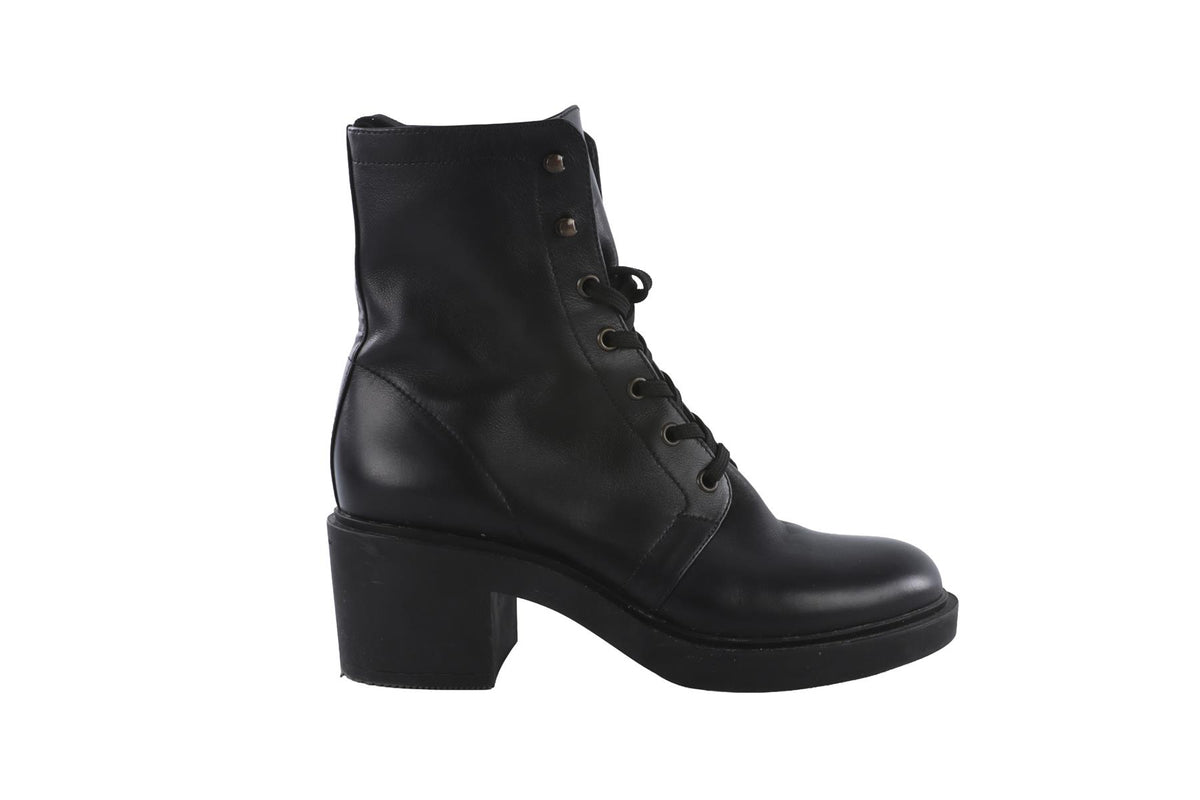 BLACK LEATHER ANKLE BOOTS